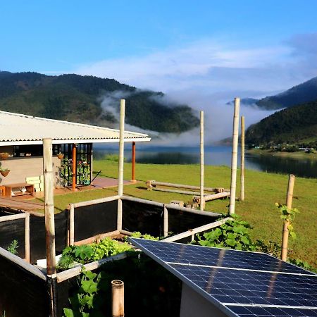 CABAÑA LAGO CALIMA, frente al lago Exterior foto