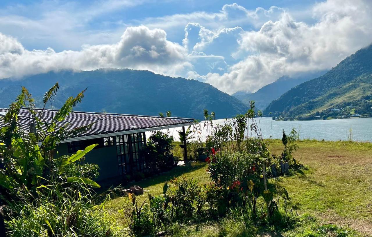 CABAÑA LAGO CALIMA, frente al lago Exterior foto